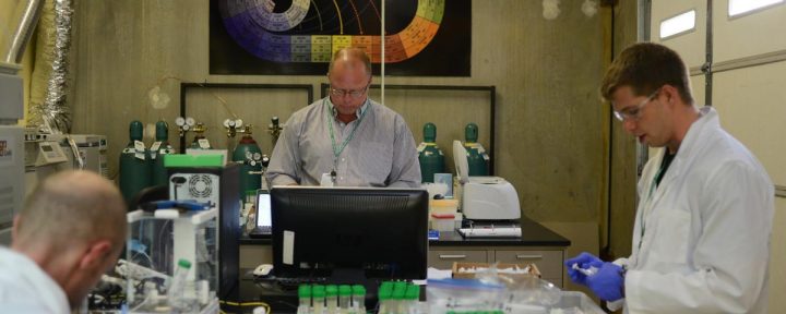 Співробітники компанії "Gobi Analytical", єдиної лабораторії у Денвері, штат Колорадо, яка тестує марихуану на пестициди (Photo By Mahala Gaylord/The Denver Post via Getty Images) 